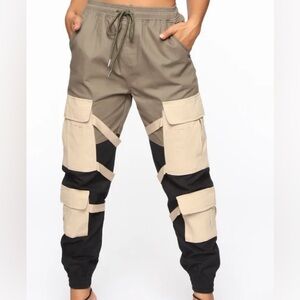 NWT women’s Olive and Beige Cargo Joggers size XL